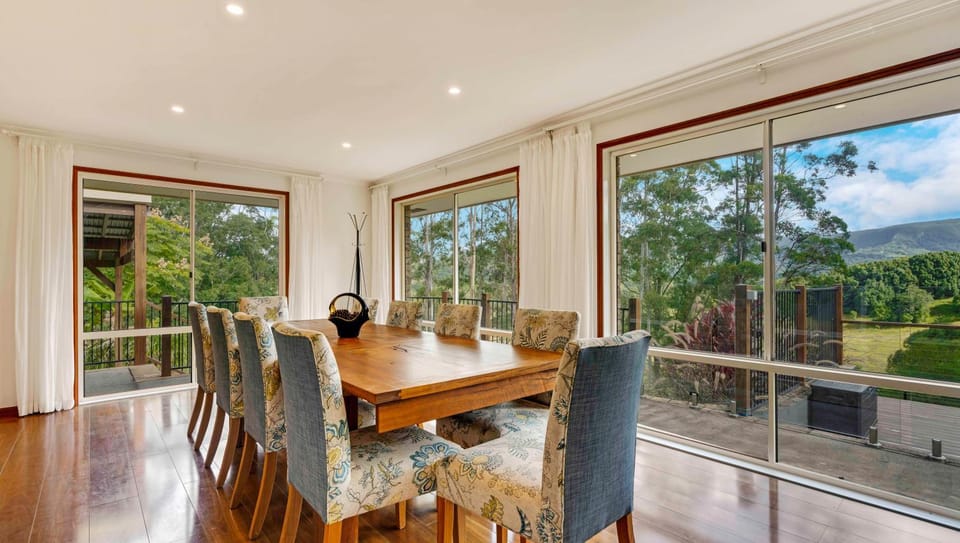 View (from property/room), Seating area, Dining area, Mountain view