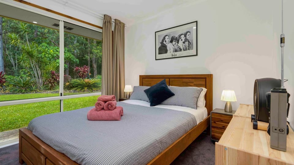 Bed, Bedroom, towels