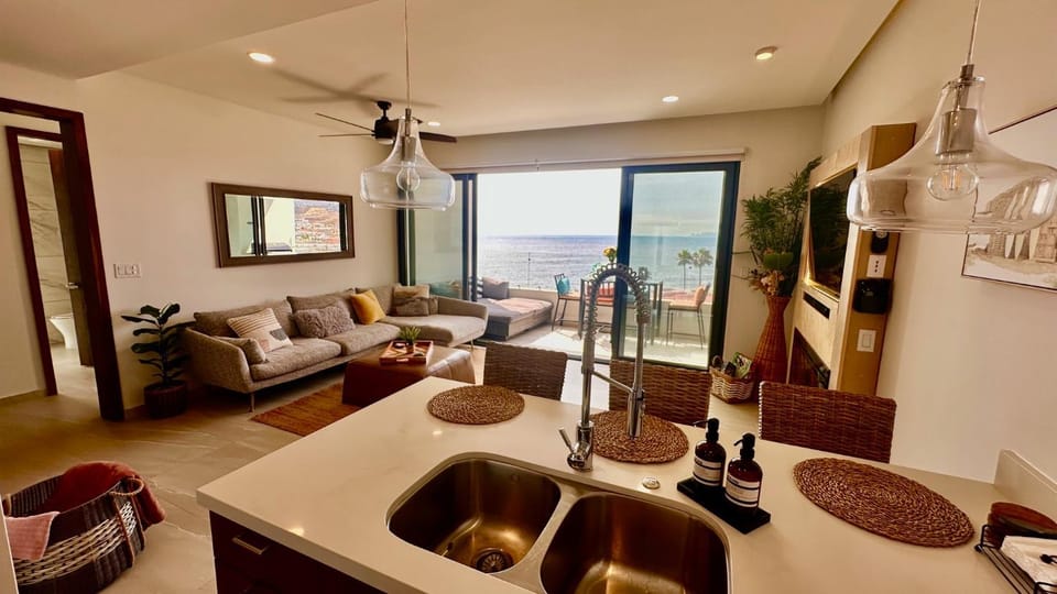 TV and multimedia, View (from property/room), Living room, Seating area, Dining area, Diving, Evening entertainment