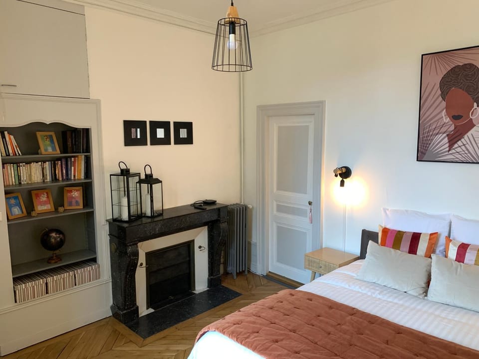 Bed, Library, Photo of the whole room, Bedroom, flat iron