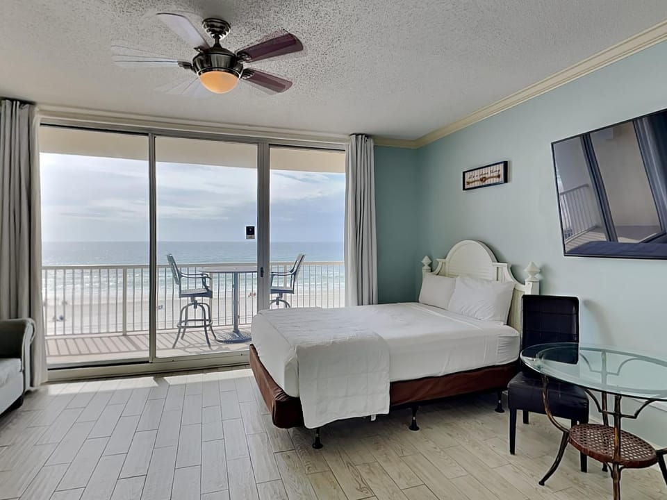 Bed, Balcony/Terrace, Seating area, Bedroom, Sea view