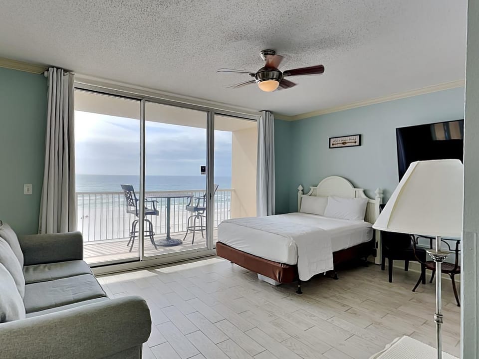 Bed, TV and multimedia, View (from property/room), Balcony/Terrace, Seating area, Bedroom, Sea view, furniture