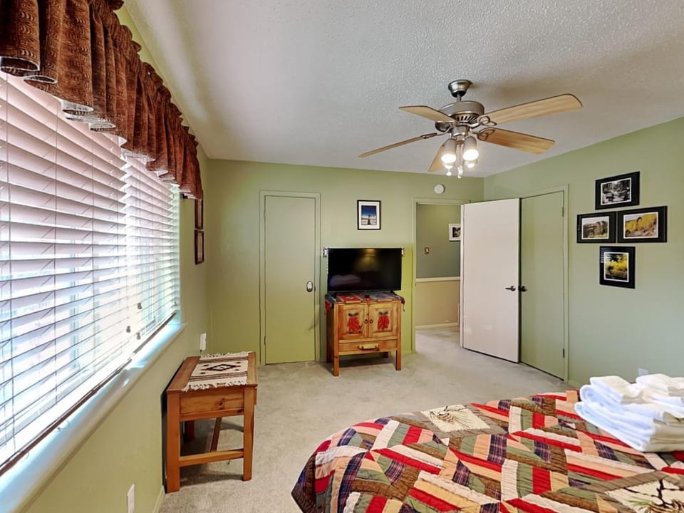 Bed, Bathroom, TV and multimedia, Bedroom