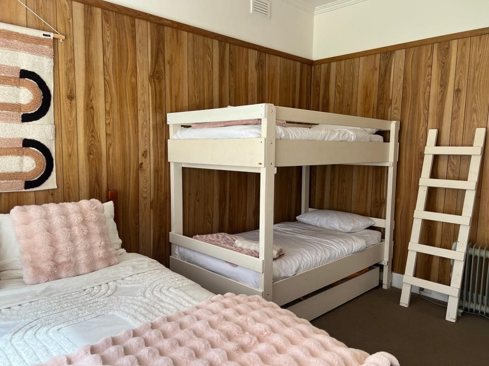 Homey Beach Cottage with Spa, walk to beach House in Cowes