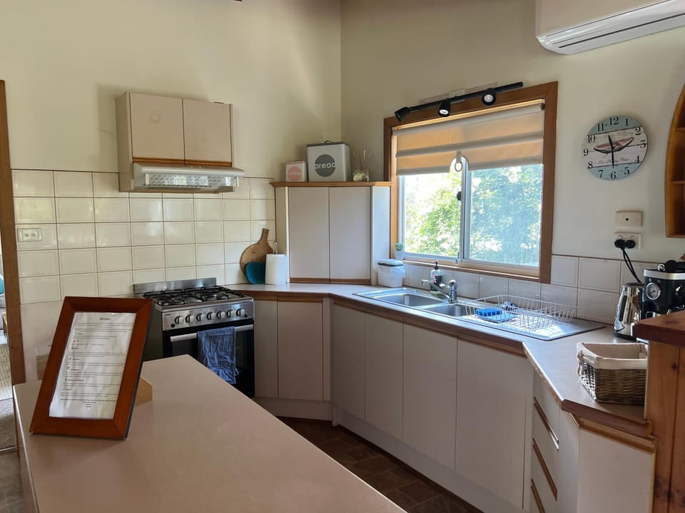 Homey Beach Cottage with Spa, walk to beach House in Cowes