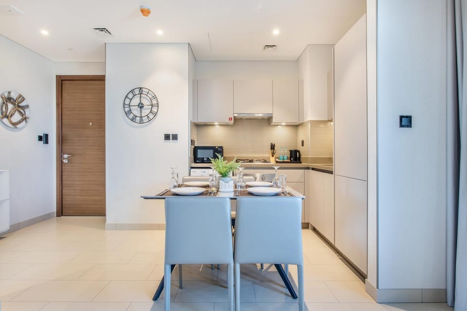 Kitchen or kitchenette, Dining area
