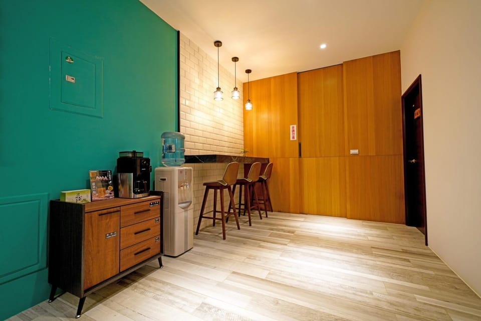 Coffee/tea facilities, oven