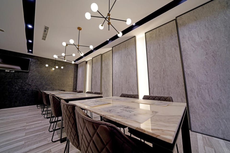 Restaurant/places to eat, Living room