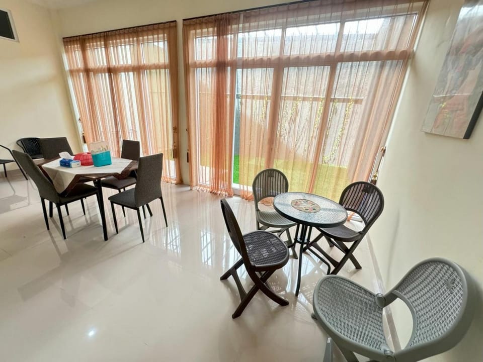 Seating area, Dining area