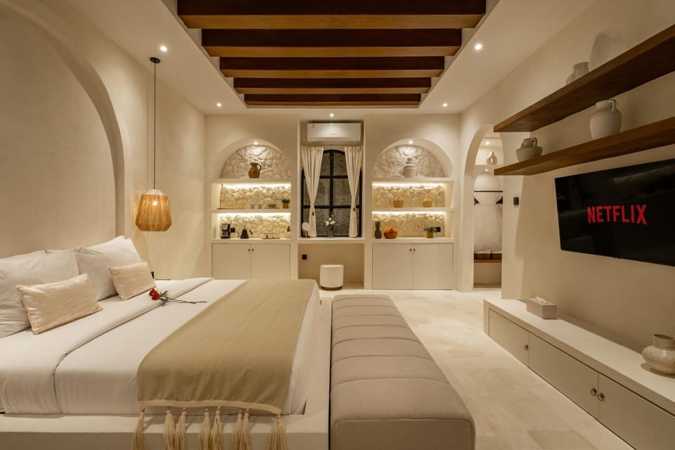 Property building, Bed, TV and multimedia, Living room, Photo of the whole room, Seating area, Bedroom