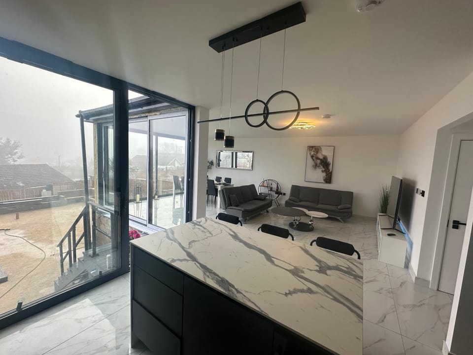 Luxurious & Elegant 6-Bed House Villa in London