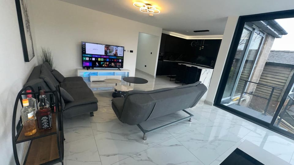 Luxurious & Elegant 6-Bed House Villa in London