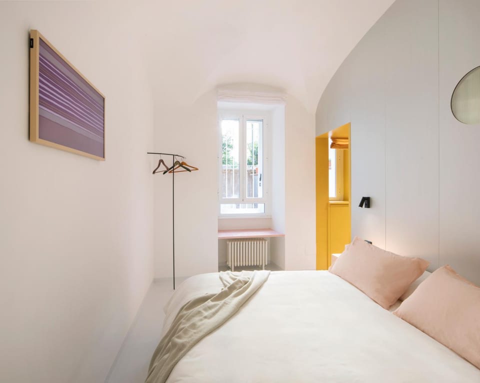 Bed, TV and multimedia, Photo of the whole room, Bedroom, Inner courtyard view