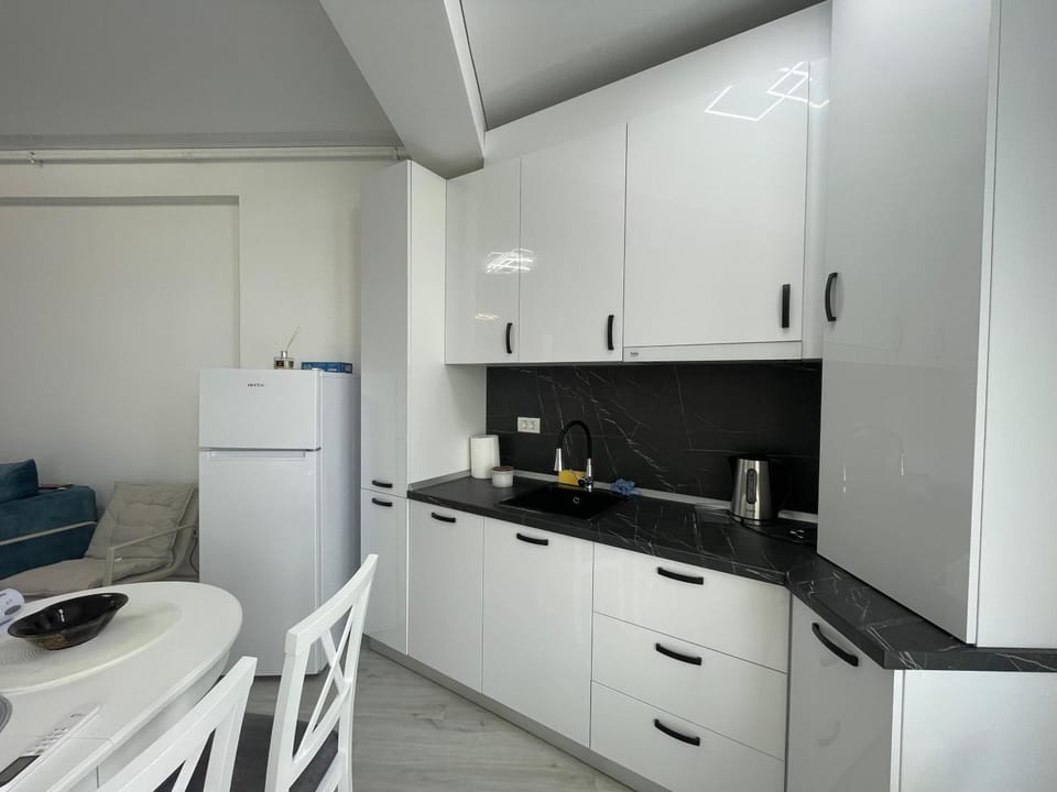 Coffee/tea facilities, Kitchen or kitchenette, Dining area, stove