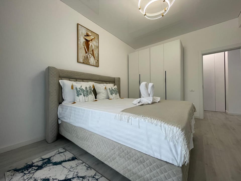 Bed, Photo of the whole room, Bedroom, towels