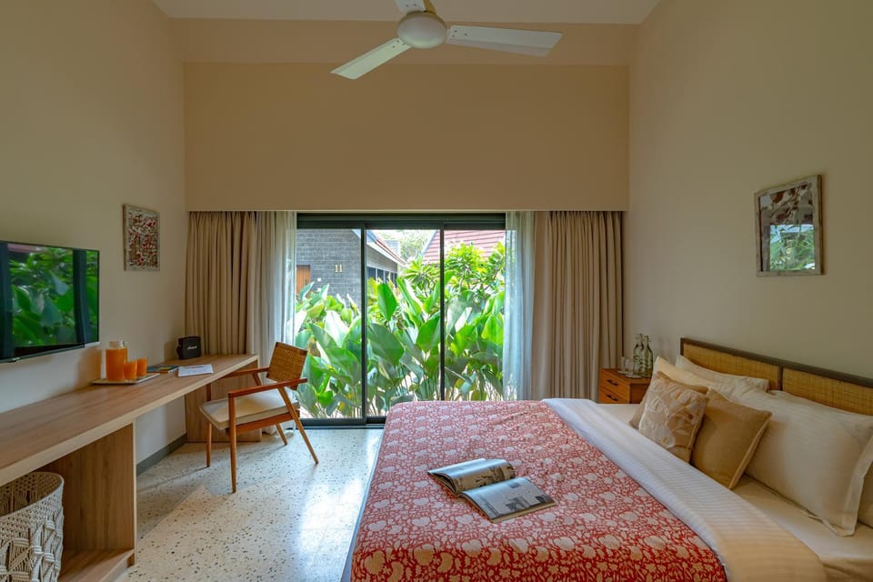 Bed, TV and multimedia, Photo of the whole room, Seating area, Bedroom, hair dresser