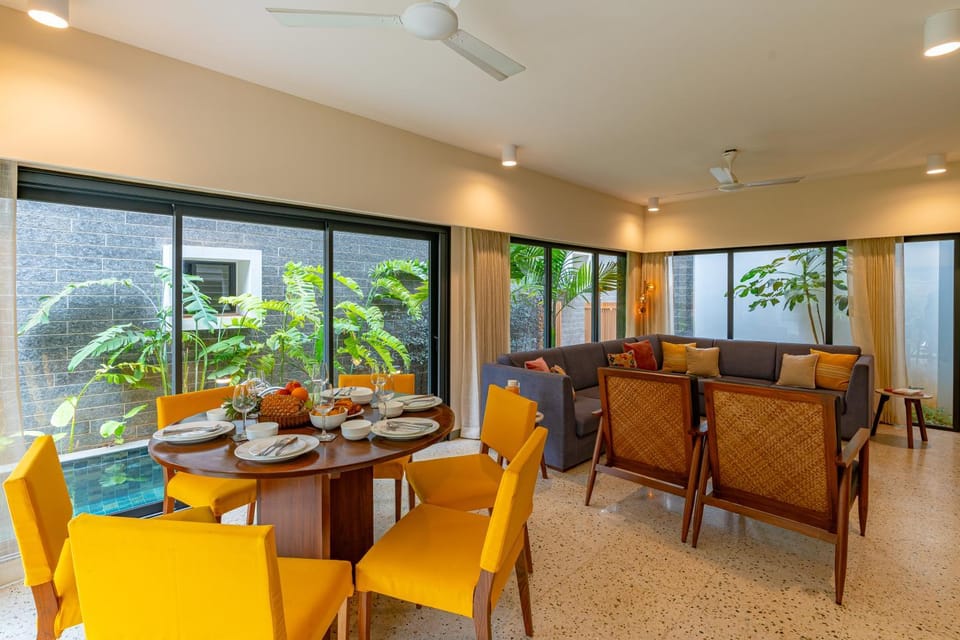 Living room, Seating area, Dining area, fireplace
