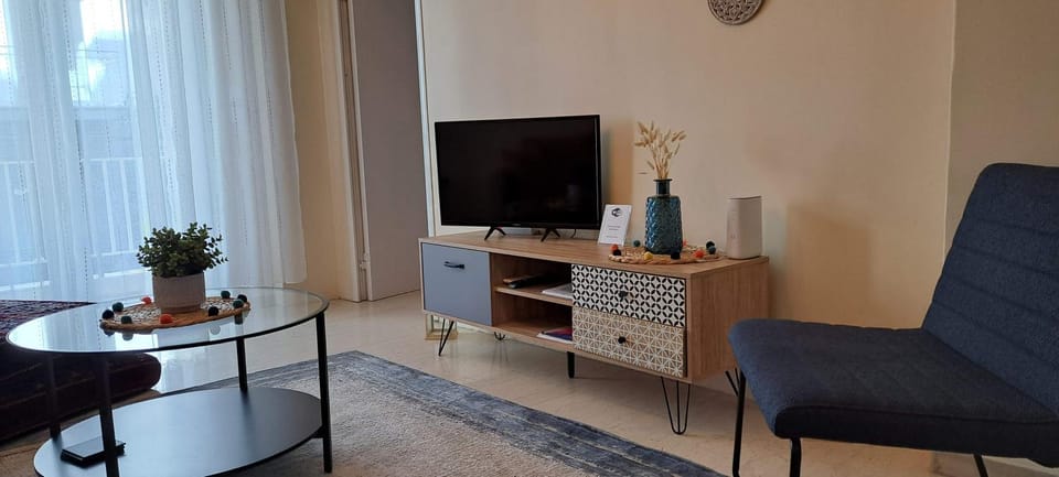 TV and multimedia, Living room, Seating area, air conditioner
