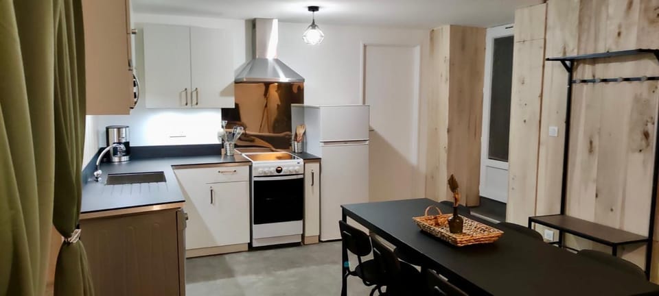 Kitchen or kitchenette, Dining area, dishwasher, oven, stove