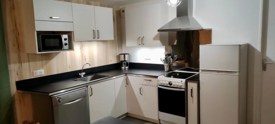 Coffee/tea facilities, Kitchen or kitchenette, dishwasher, oven, stove