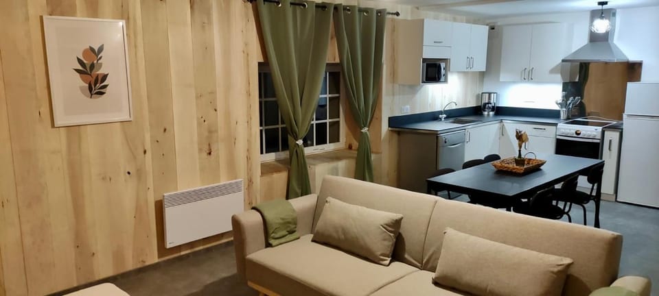 TV and multimedia, Kitchen or kitchenette, Living room, Seating area, Dining area, oven, stove