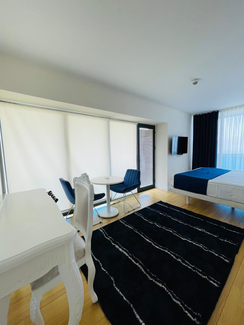 Bed, TV and multimedia, Photo of the whole room, Bedroom