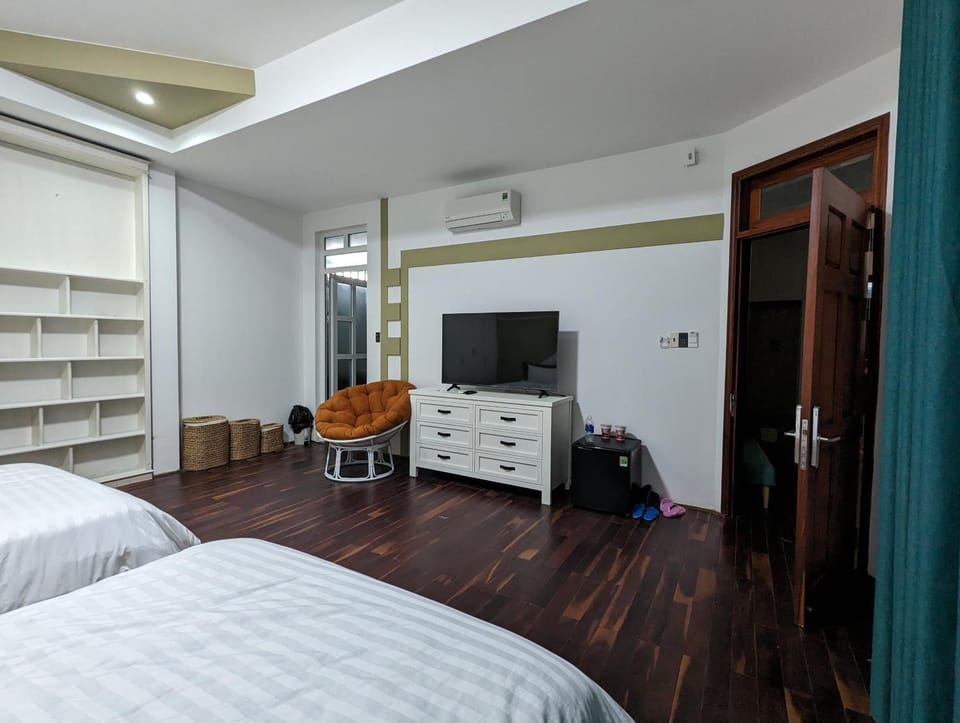 Bed, TV and multimedia, Bedroom