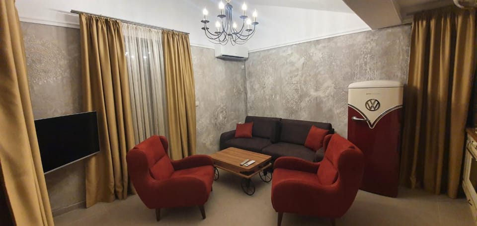 Communal lounge/ TV room, TV and multimedia, Living room, Seating area, Evening entertainment