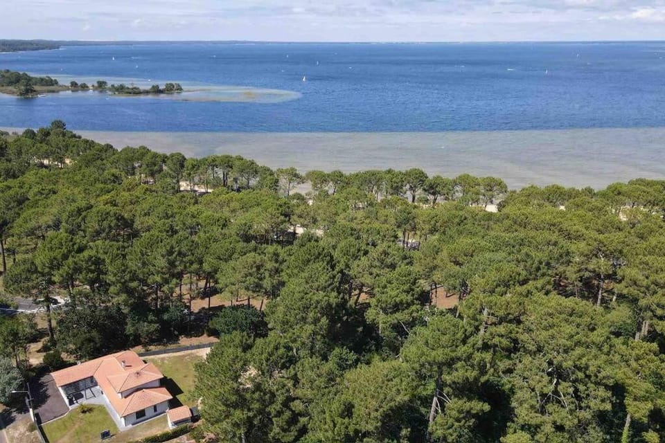 Maison du Lac avec Lagon, Spa de Nage, Jacuzzi Villa in Sanguinet