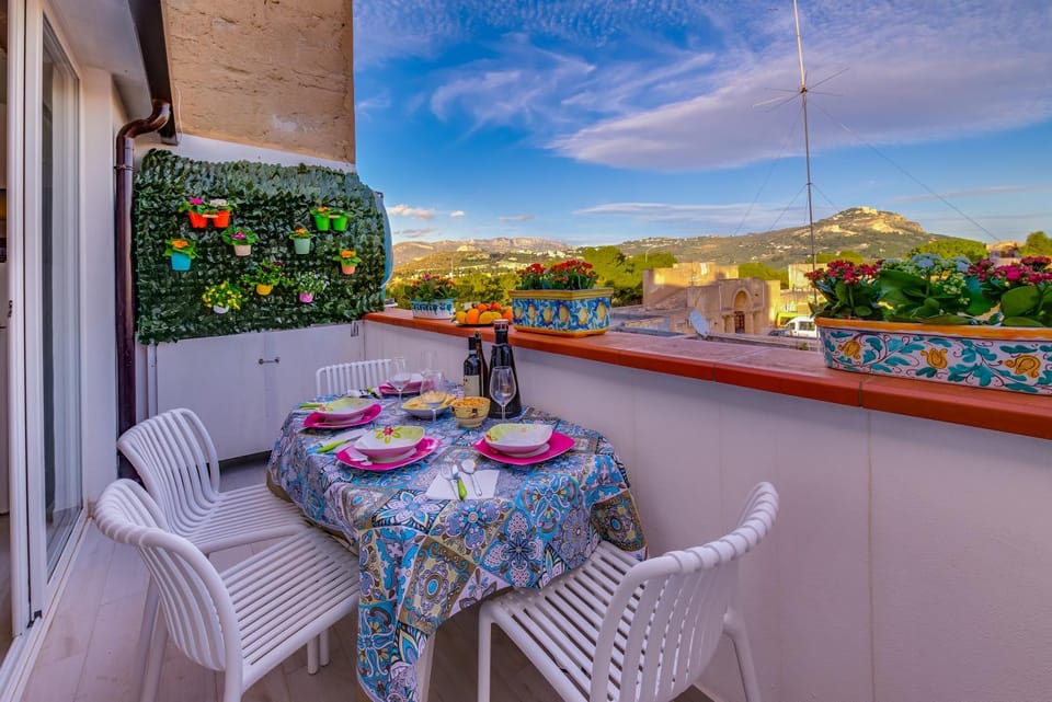 Natural landscape, View (from property/room), Balcony/Terrace, Dining area, Mountain view