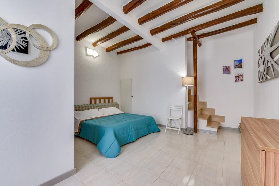 Bed, Living room, Photo of the whole room, Seating area, Bedroom