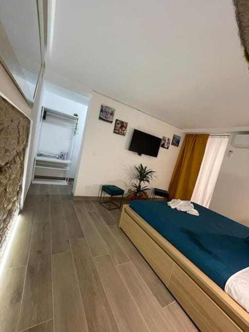 Bed, TV and multimedia, Photo of the whole room, Bedroom