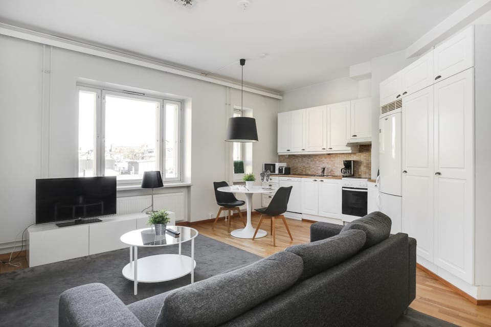 TV and multimedia, Kitchen or kitchenette, Living room, Seating area, Dining area, stove