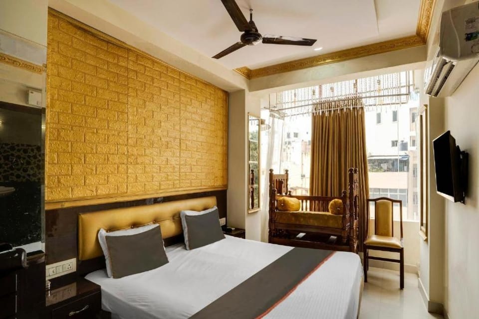 Bed, TV and multimedia, Photo of the whole room, Bedroom, fireplace, air conditioner