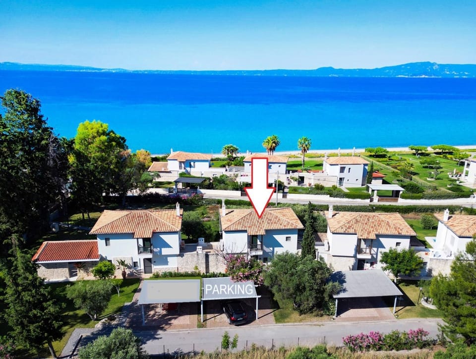 Property building, Natural landscape, Bird's eye view, Sea view, Location, Parking