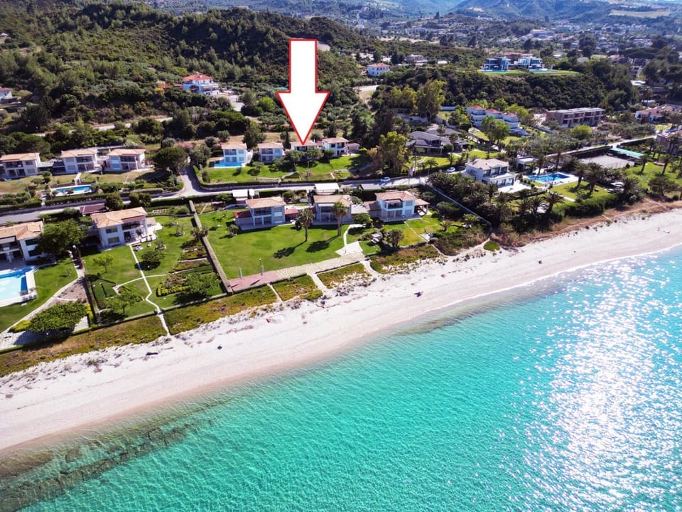 Property building, Nearby landmark, Day, Natural landscape, Bird's eye view, Mountain view, Sea view