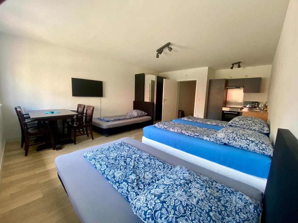 Bed, TV and multimedia, Photo of the whole room, Bedroom