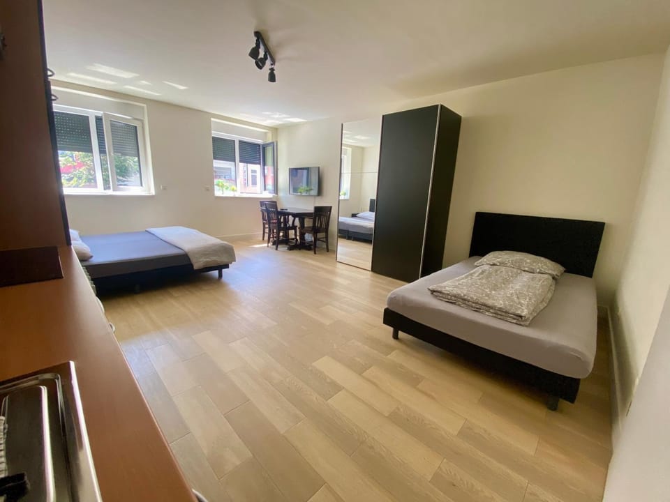Bed, TV and multimedia, Photo of the whole room, Bedroom