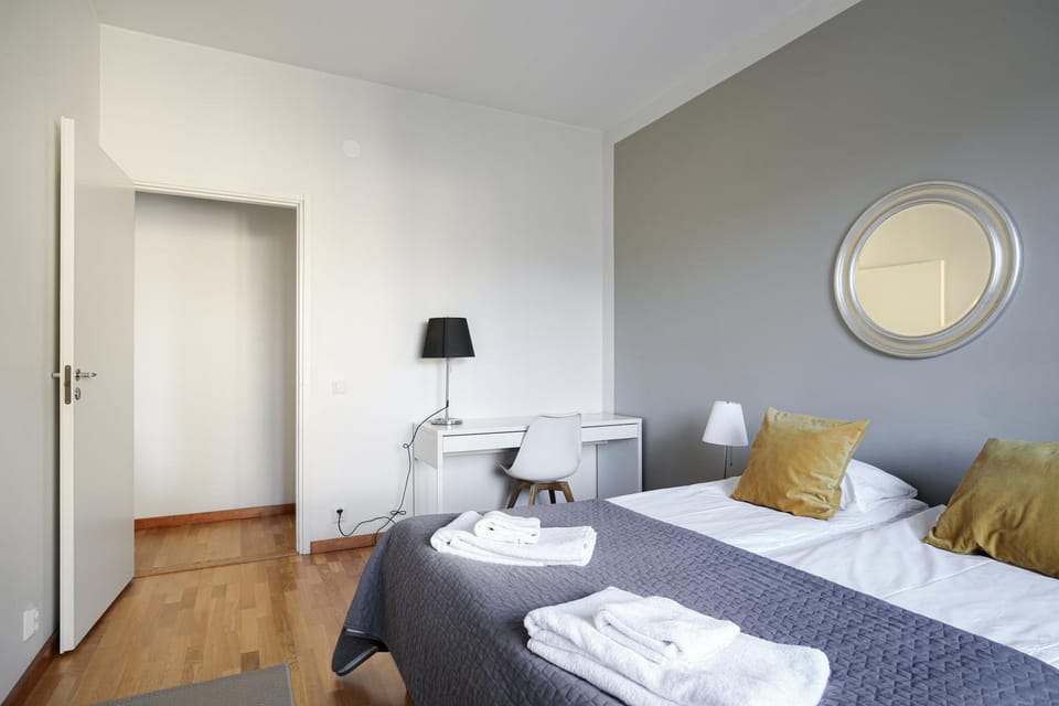 Bed, Bedroom, towels