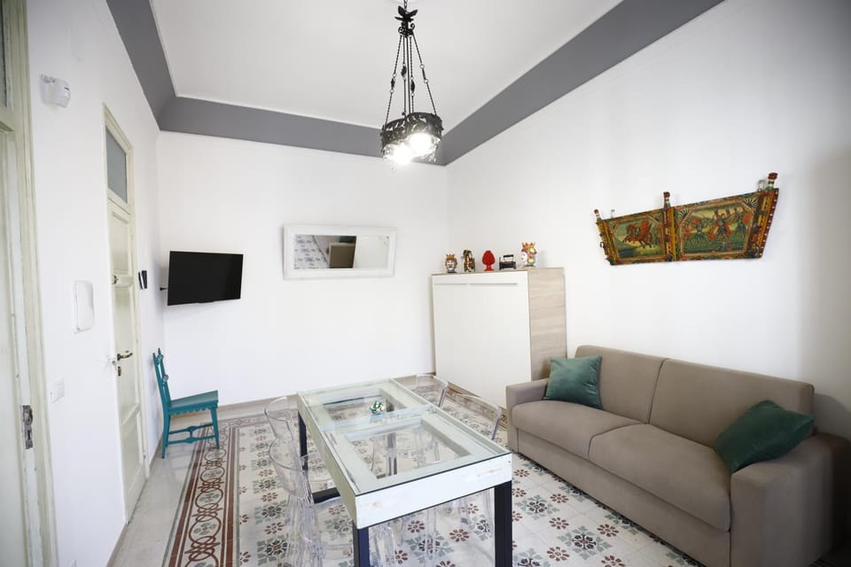 TV and multimedia, Living room, Seating area, Evening entertainment