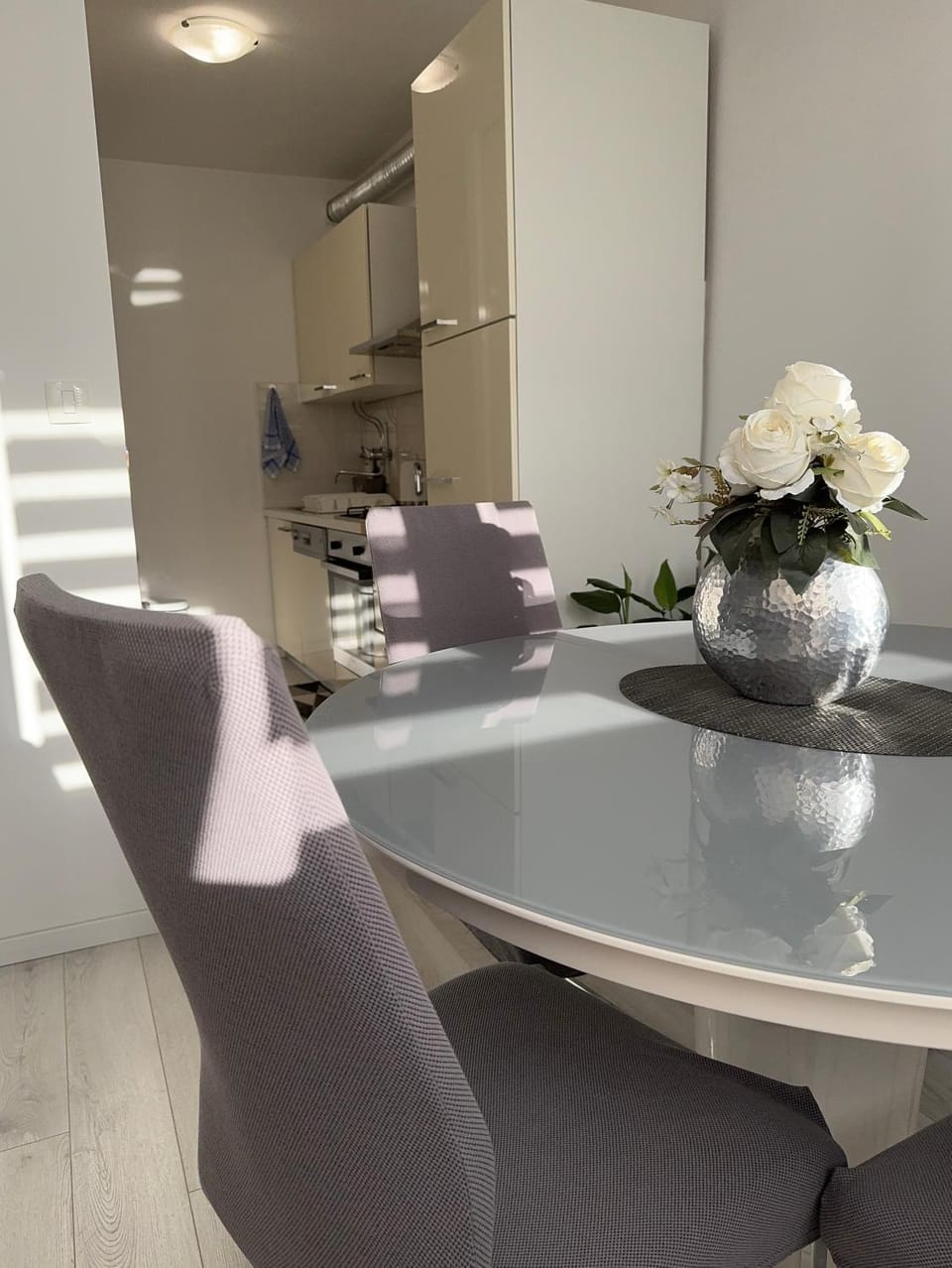 Kitchen or kitchenette, Seating area, Dining area