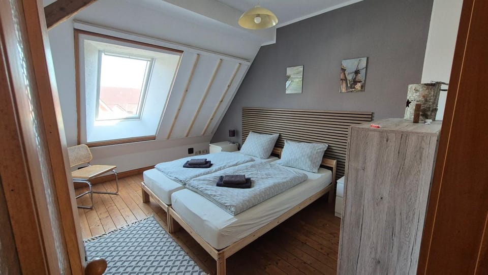 Bed, Photo of the whole room, Bedroom, towels