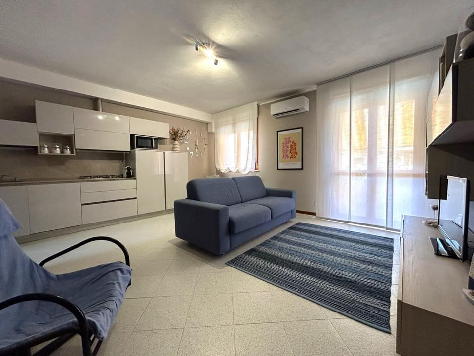 Property building, TV and multimedia, Seating area, air conditioner