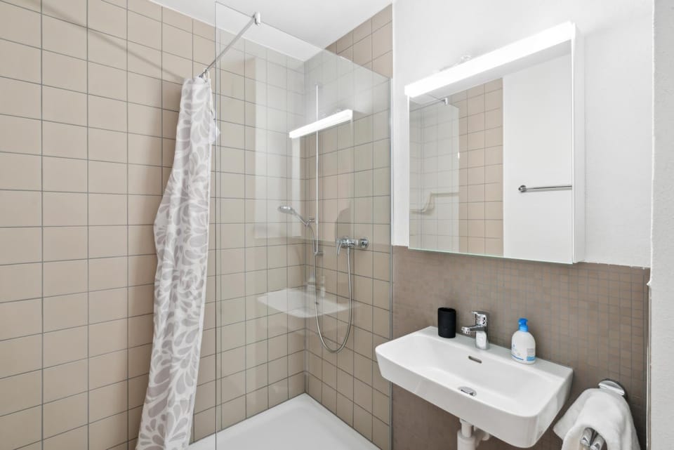 Shower, Toilet, Bathroom, towels