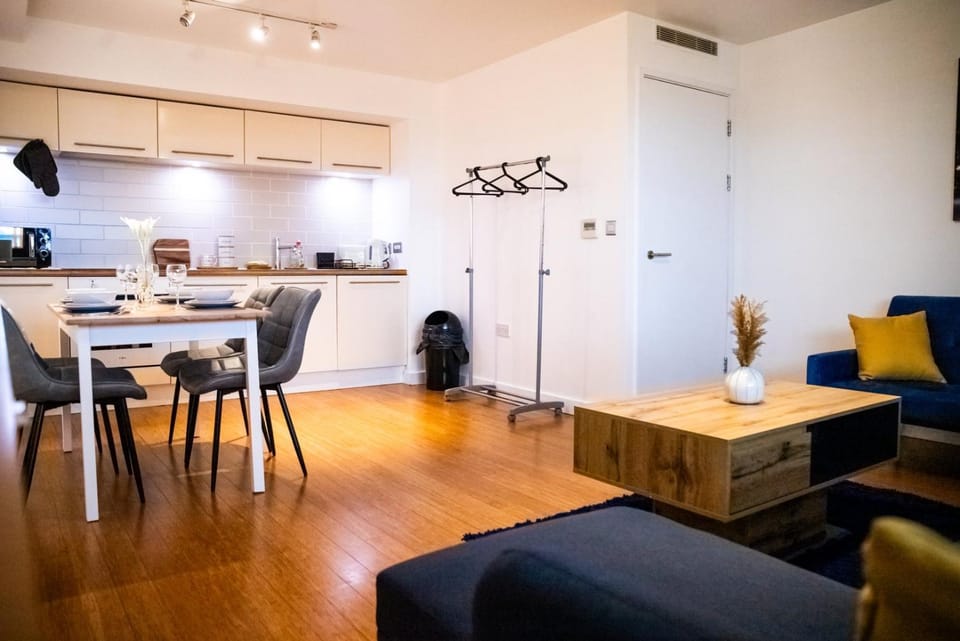 Close To Leeds City, Spacious, Sleeps 4, Apartment in Leeds