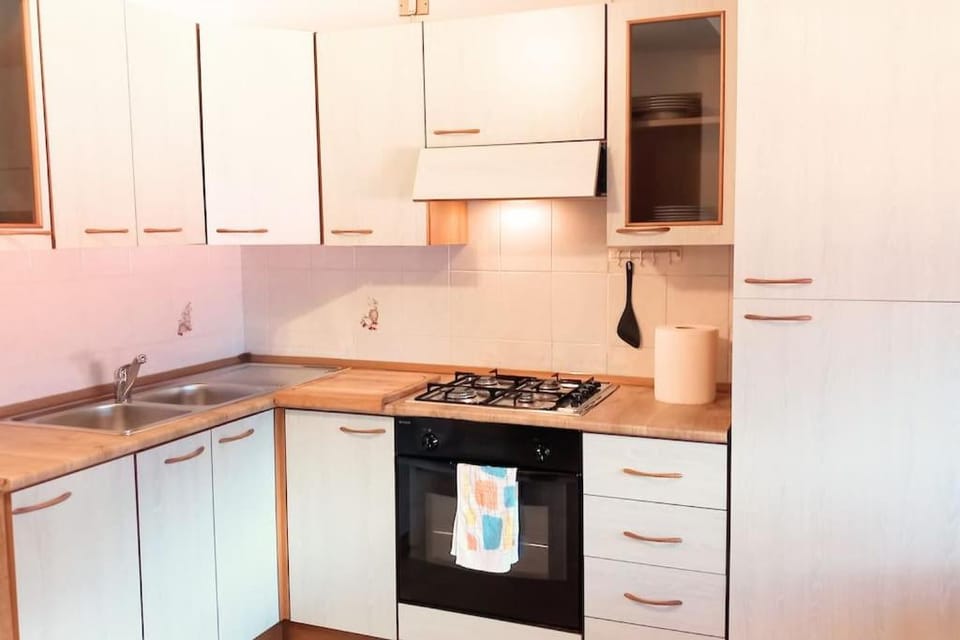 Kitchen or kitchenette, pet friendly, stove