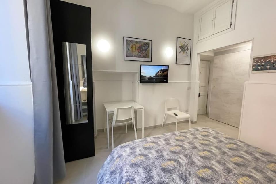 TV and multimedia, Photo of the whole room, Bedroom