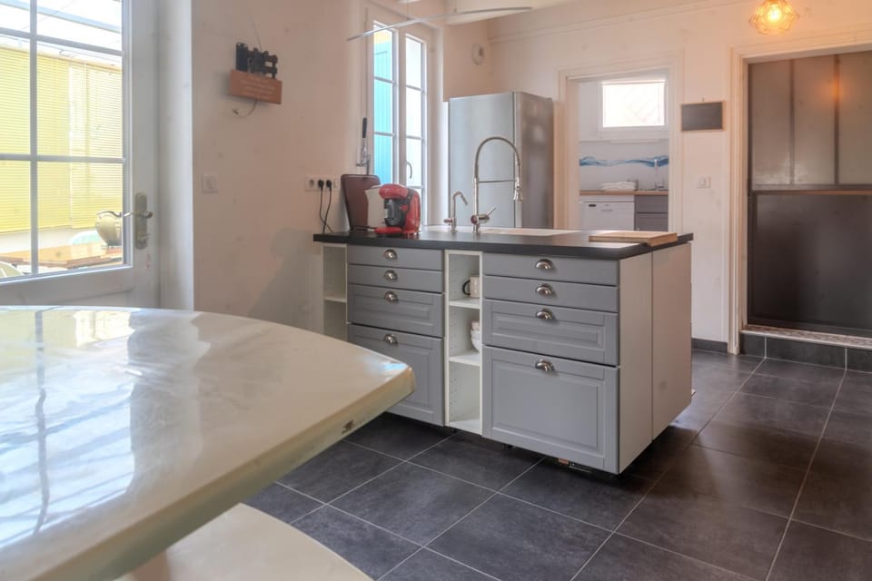 Kitchen or kitchenette, Living room