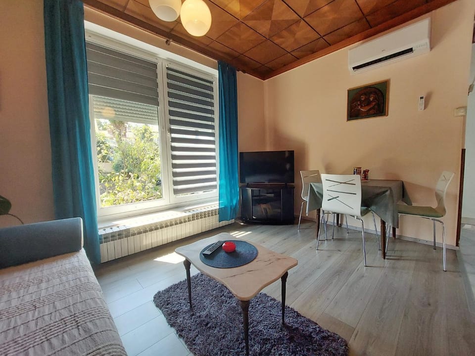 TV and multimedia, Living room, Dining area, air conditioner