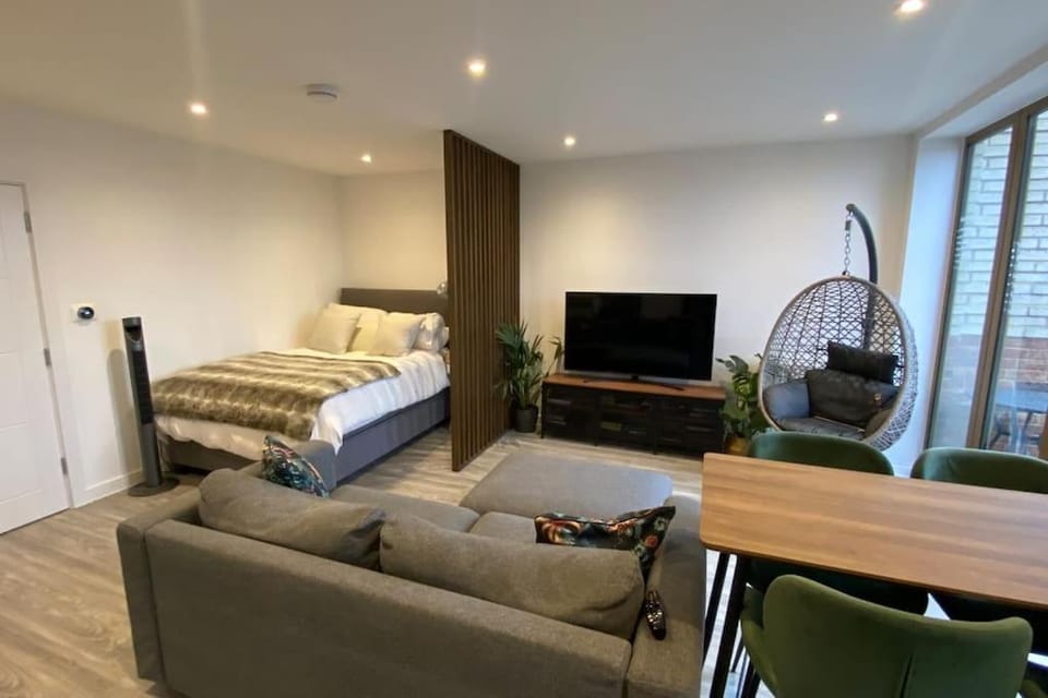 London Luxe: Stylish Studio Apartment in London Borough of Croydon